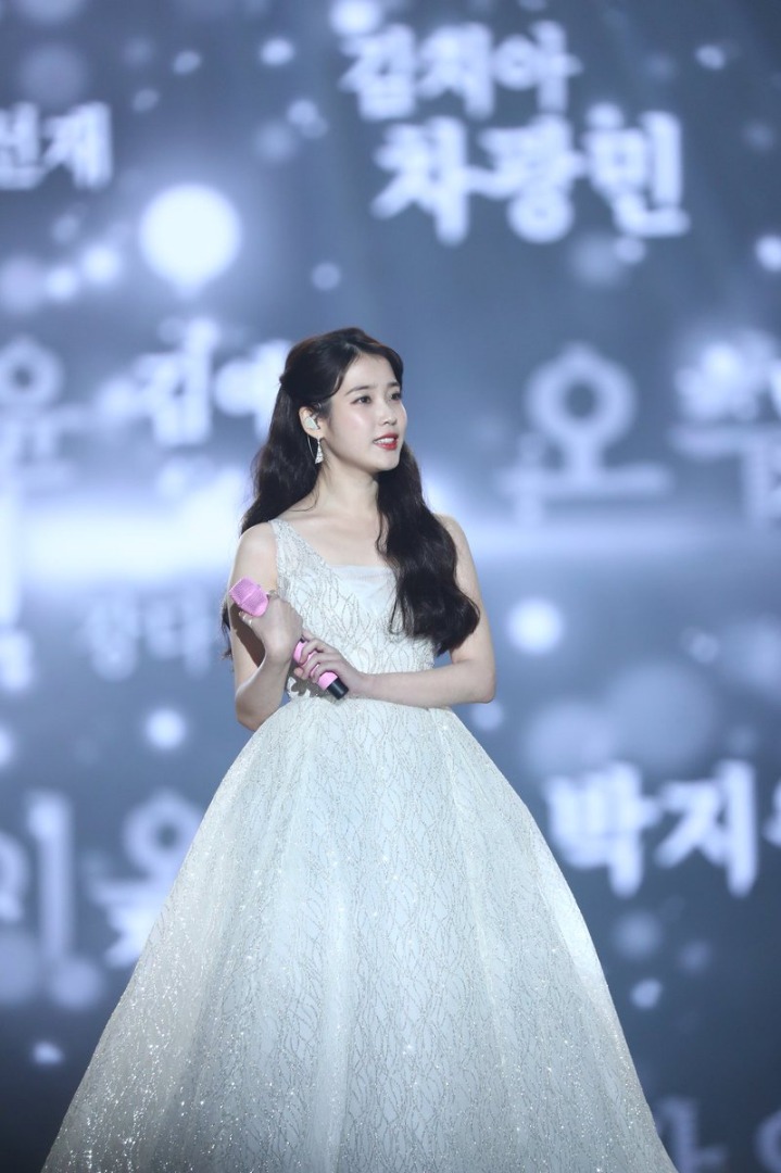 마치 여신과도 같았던 아이유 멜론뮤직어워드 짤.jpgif | 인스티즈