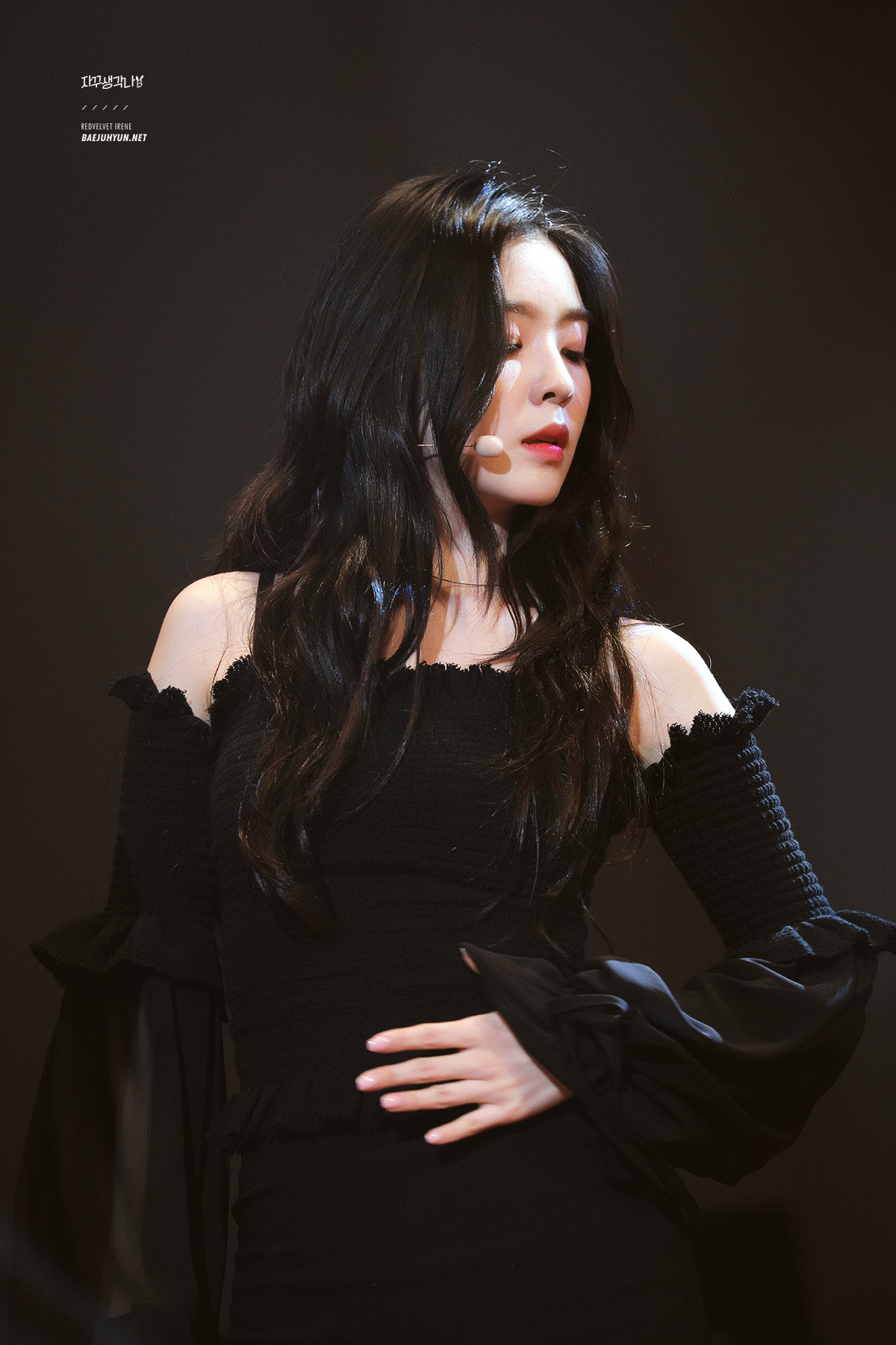 블랙오프숄더입은 레드벨벳 아이린.jpg | 인스티즈