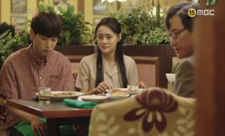 고딩과 인기 아이돌이 의붓형제로 처음 만나는 자린데 눈빛 땜에 멜로적 모먼트 됨.gif | 인스티즈