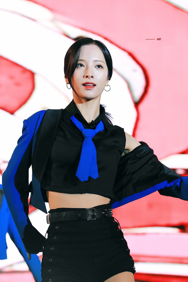 어깨노출하는 우주소녀 보나 ㄷㄷㄷ.gif | 인스티즈