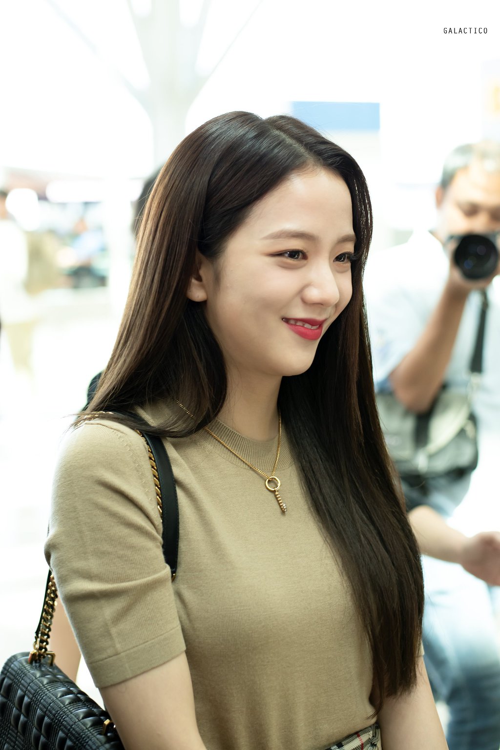 런던패션위크 참석하러 출국한 블랙핑크 지수.jpgif | 인스티즈