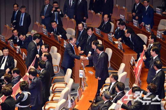 시정연설 마치고 자유한국당 찾아 악수하는 문재인 대통령 | 인스티즈