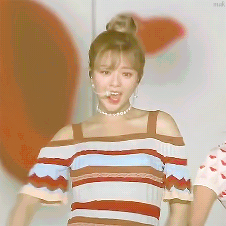 어제자 코뮤페에 똥머리하고 나타난 트와이스 정연.gif | 인스티즈