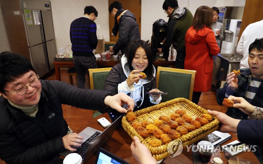기자들에게 곶감 선물한 김정숙여사님 | 인스티즈
