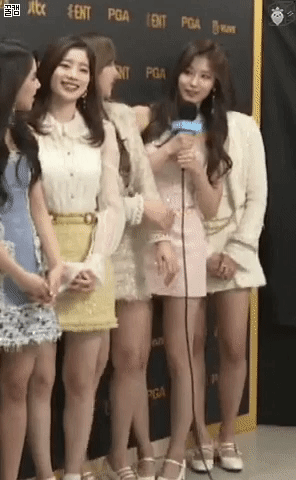 사나에게 뽀뽀하는 나연.gif | 인스티즈