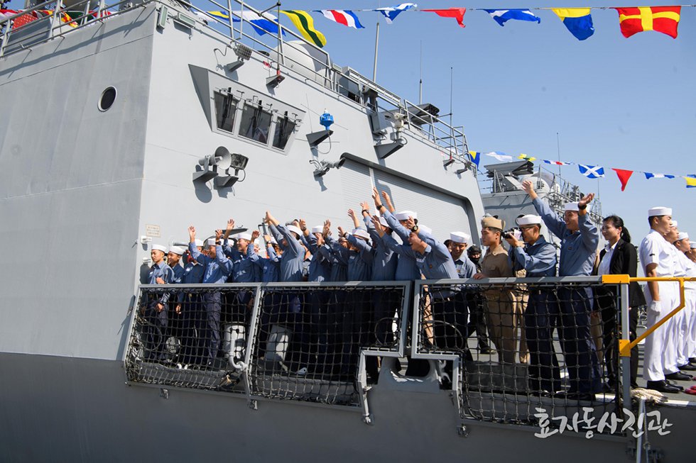 영부인이 (만난지 40년된 남편) 대통령 쳐다보는 눈빛.jpgif | 인스티즈