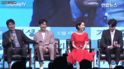 오늘 말 한번 실수했다가 제작보고회에서 선배들한테 쉼없이 놀림당한 최우식ㅋㅋ.gif | 인스티즈