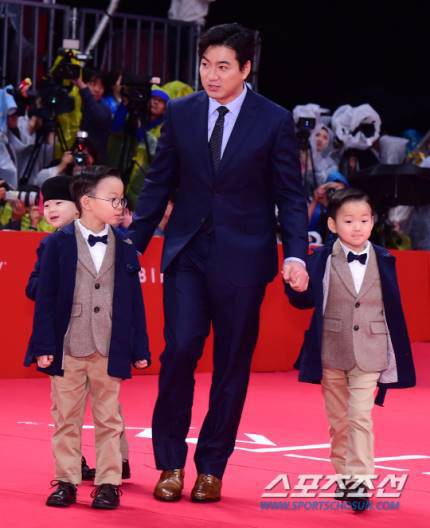 부산국제영화제 레드카펫 송일국+삼둥이.jpg | 인스티즈