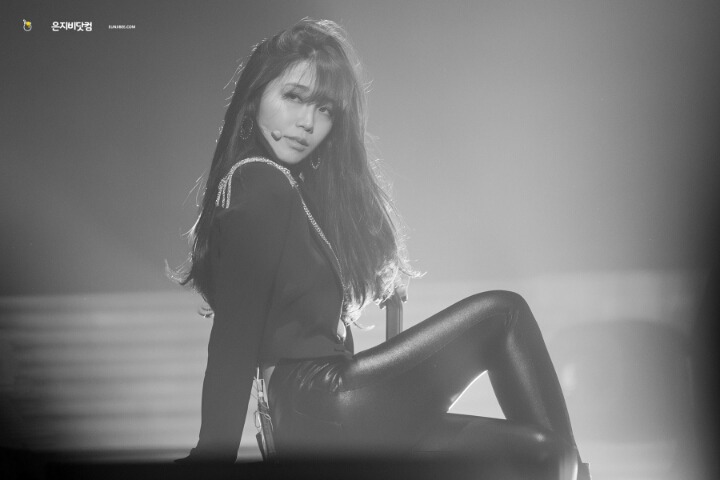 손나 가죽 바지.gif | 인스티즈