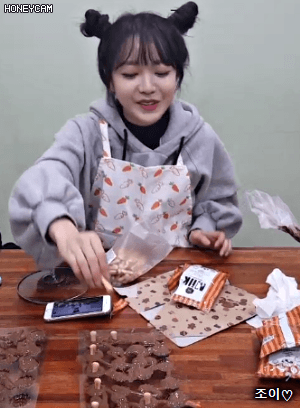 오늘 브이앱 뿌까머리하고 지옥의 초코송이과자 만드는 퀵소희 ㅋㅋㅋ.gif | 인스티즈